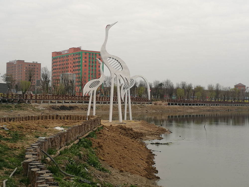 公园不锈钢鹤雕塑安装现场