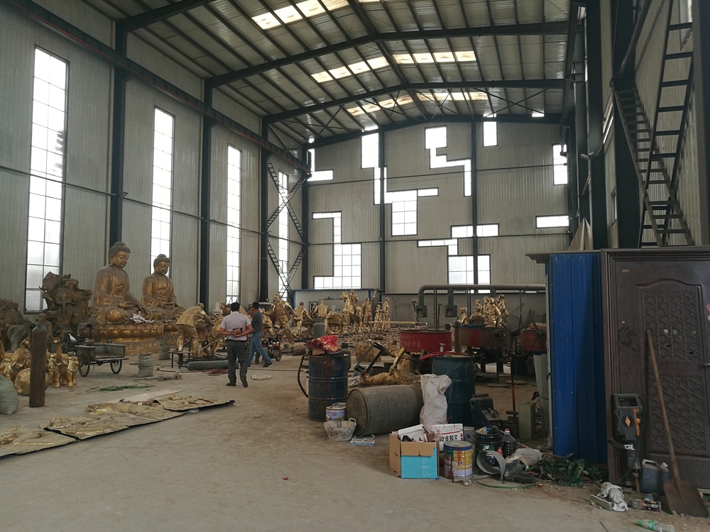铸铜浮雕加工现场1