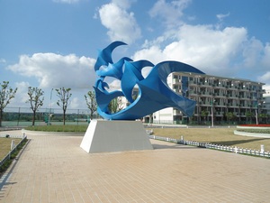 江苏亭湖高级中学和平鸽雕塑