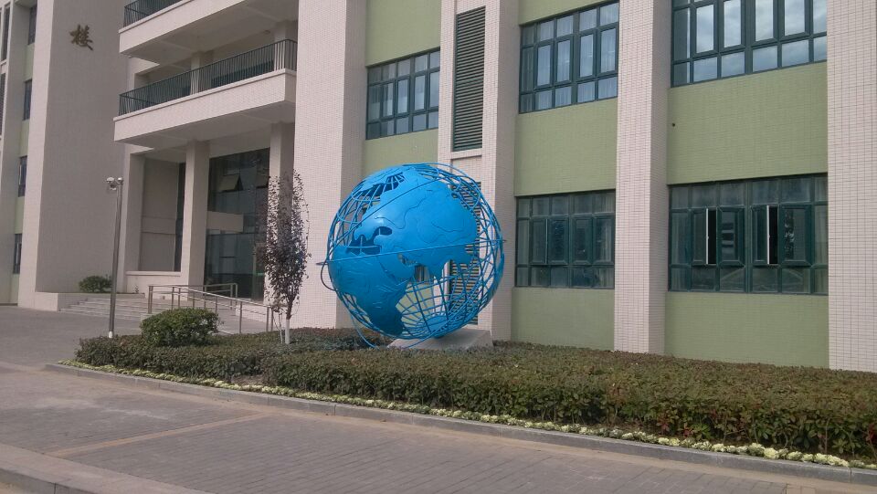 江苏亭湖高级中学地球仪雕塑